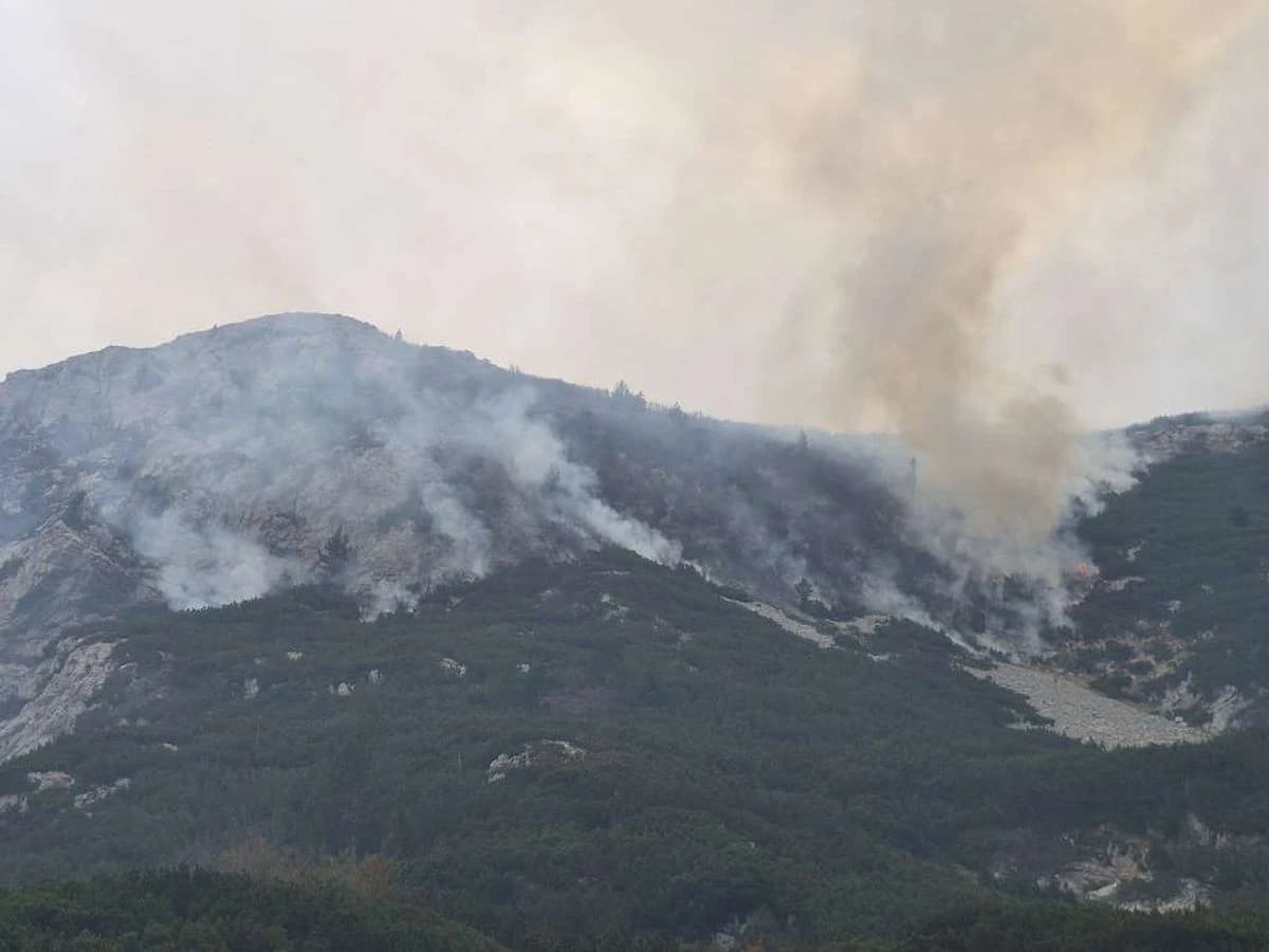 Požar na Čvrsnici i dalje aktivan, širi se odronjavanjem gorućih panjeva i podzemnim žilama