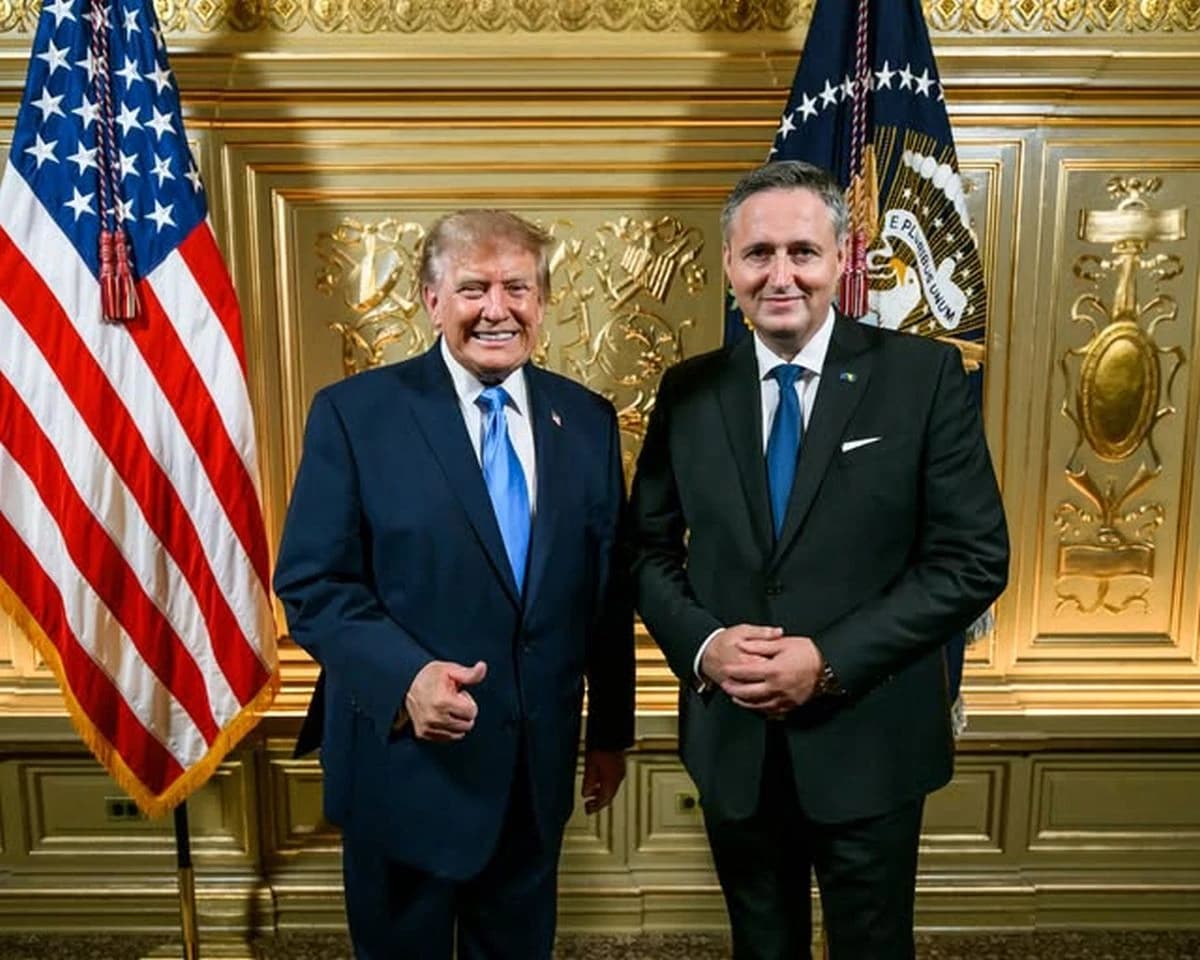 I Denis Bećirović objavio fotografiju s "kartonskim Trumpom"