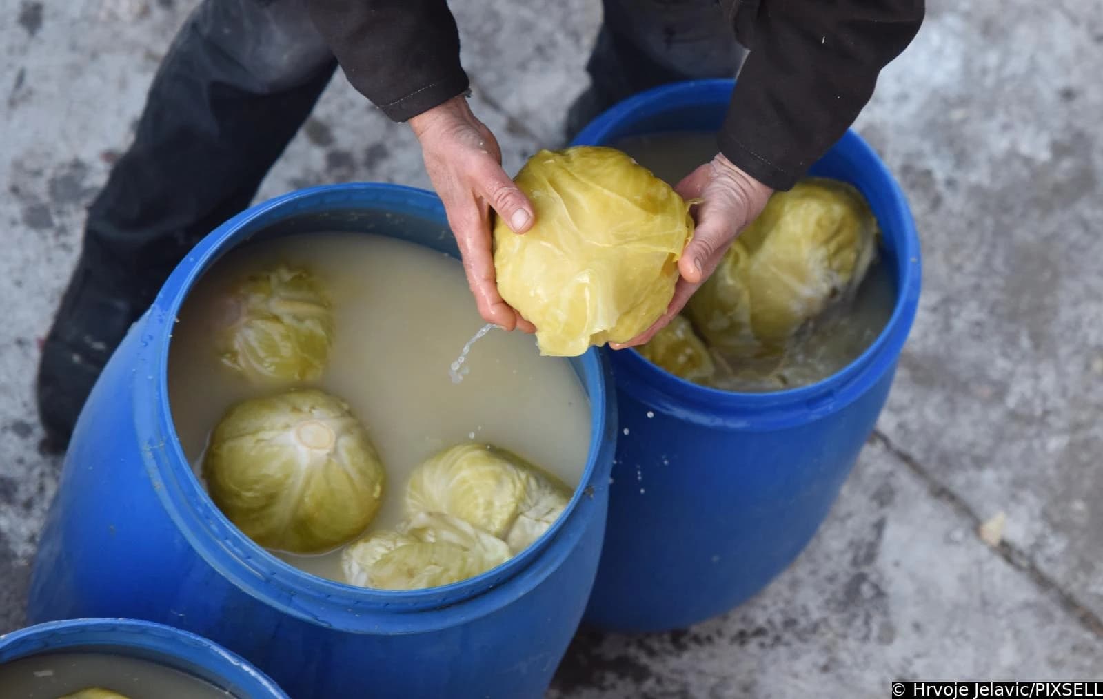 Koliko soli staviti na 10 litara vode za kiseli kupus: Ovo je prava količina za odličan rasol