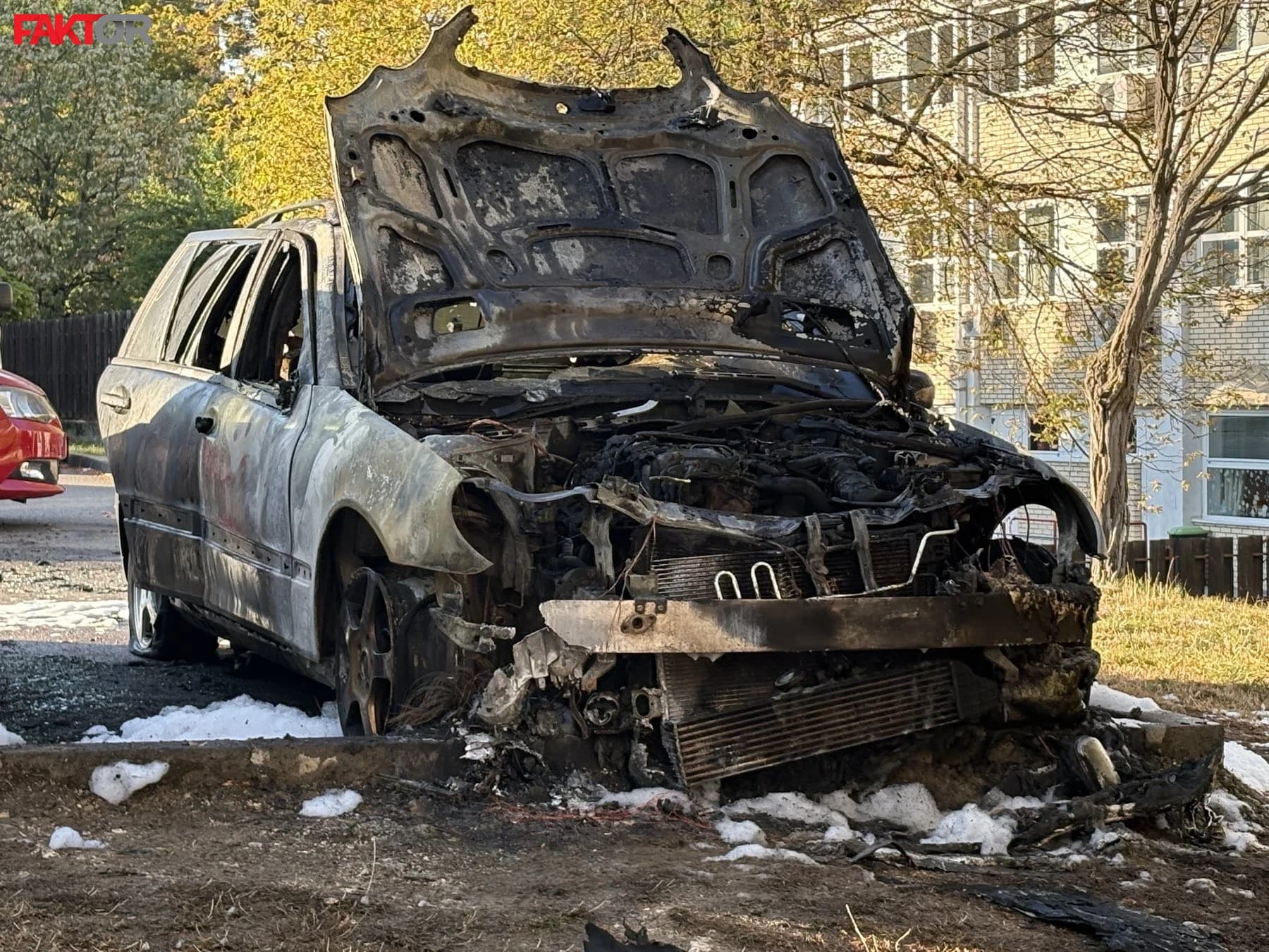 Zapaljen automobil (Ilustracija)
