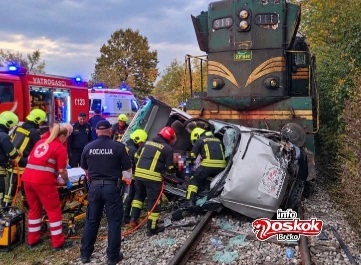 Stravična nesreća u Brčkom: Voz udario u automobil, žena teško povrijeđena