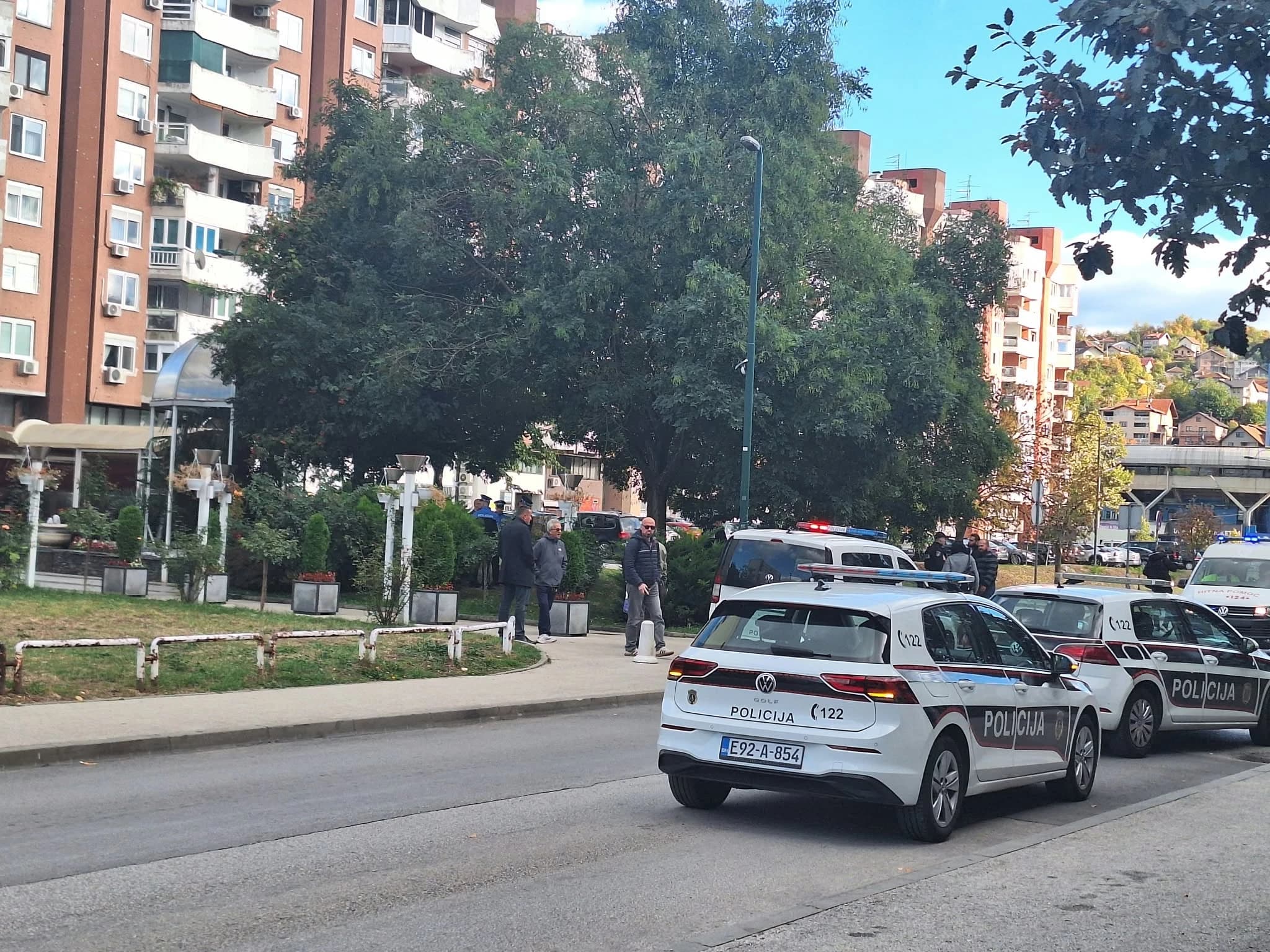 Tuča u naselju Hrasno, na terenu više policijskih vozila i Hitna pomoć