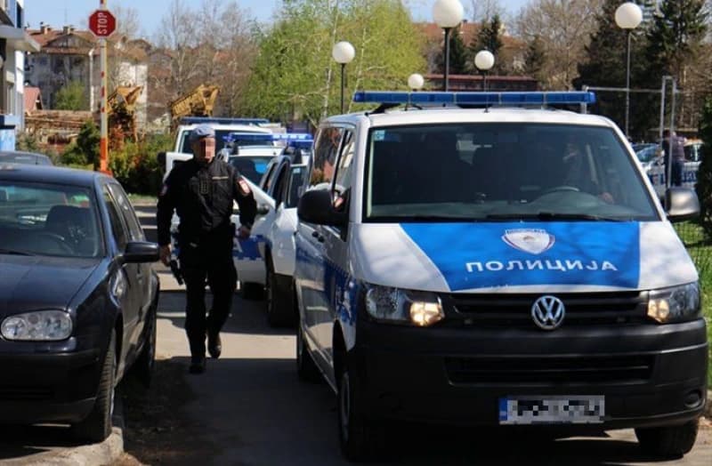 Osumnjičeni progutao nepoznatu supstancu kad je upala policija, umro u tuzlanskom UKC-u