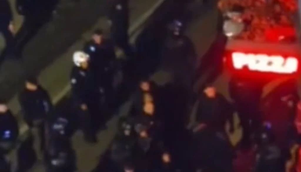 Pojavio se video nereda navijača Borca u Atini: Tražili su domaće simpatizere, a onda...
