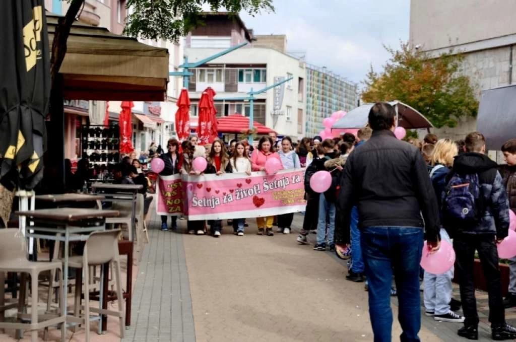 Mladi Bihaća "Šetnjom za život" pružili podršku ženama oboljelim od karcinoma dojke