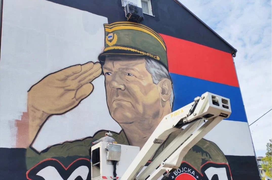 U Bijeljini postavljen mural presuđenom ratnom zločincu Ratku Mladiću