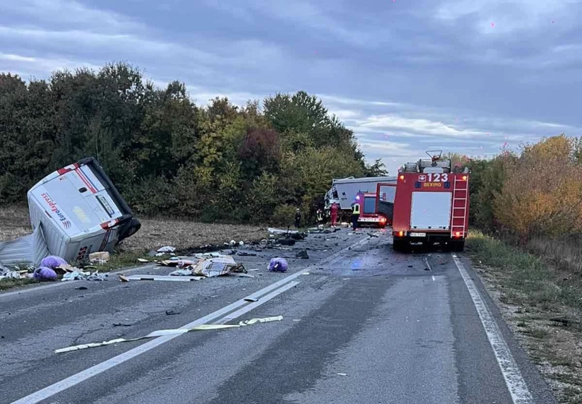 Teška saobraćajna nesreća na bijeljinskoj obilaznici: Poginuo vozač kombija