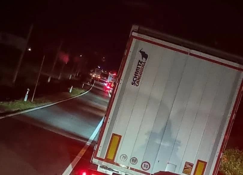 Teška saobraćajna nesreća na M-17: Vozilo usmrtilo pješaka, saobraćaj obustavljen