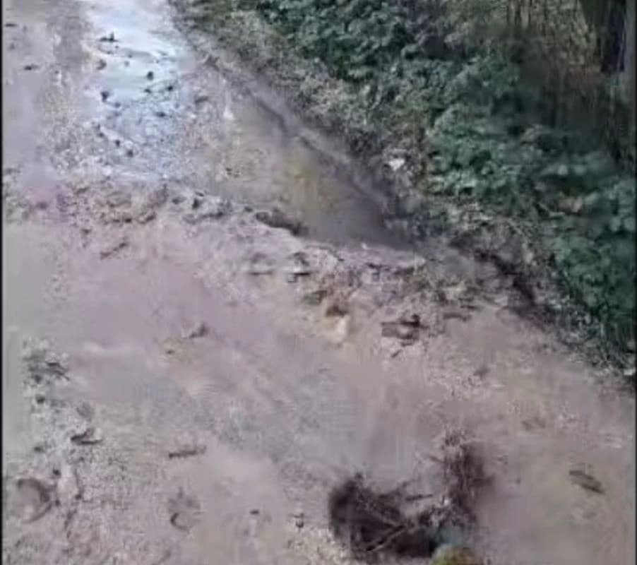 Voda na cesti u Rakovici