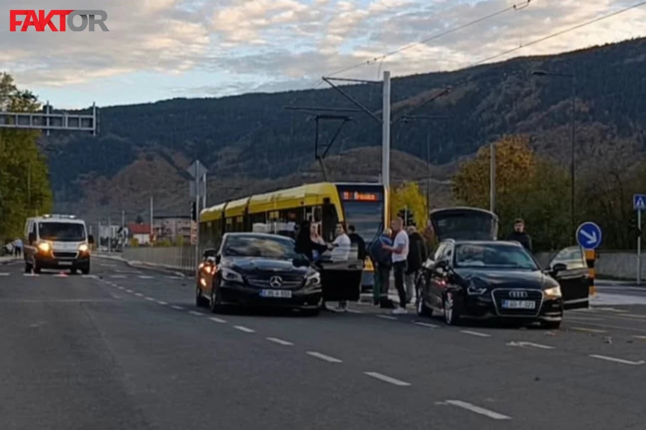 Sudar tramvaja i dva auta u Sokolović Koloniji, ima povrijeđenih