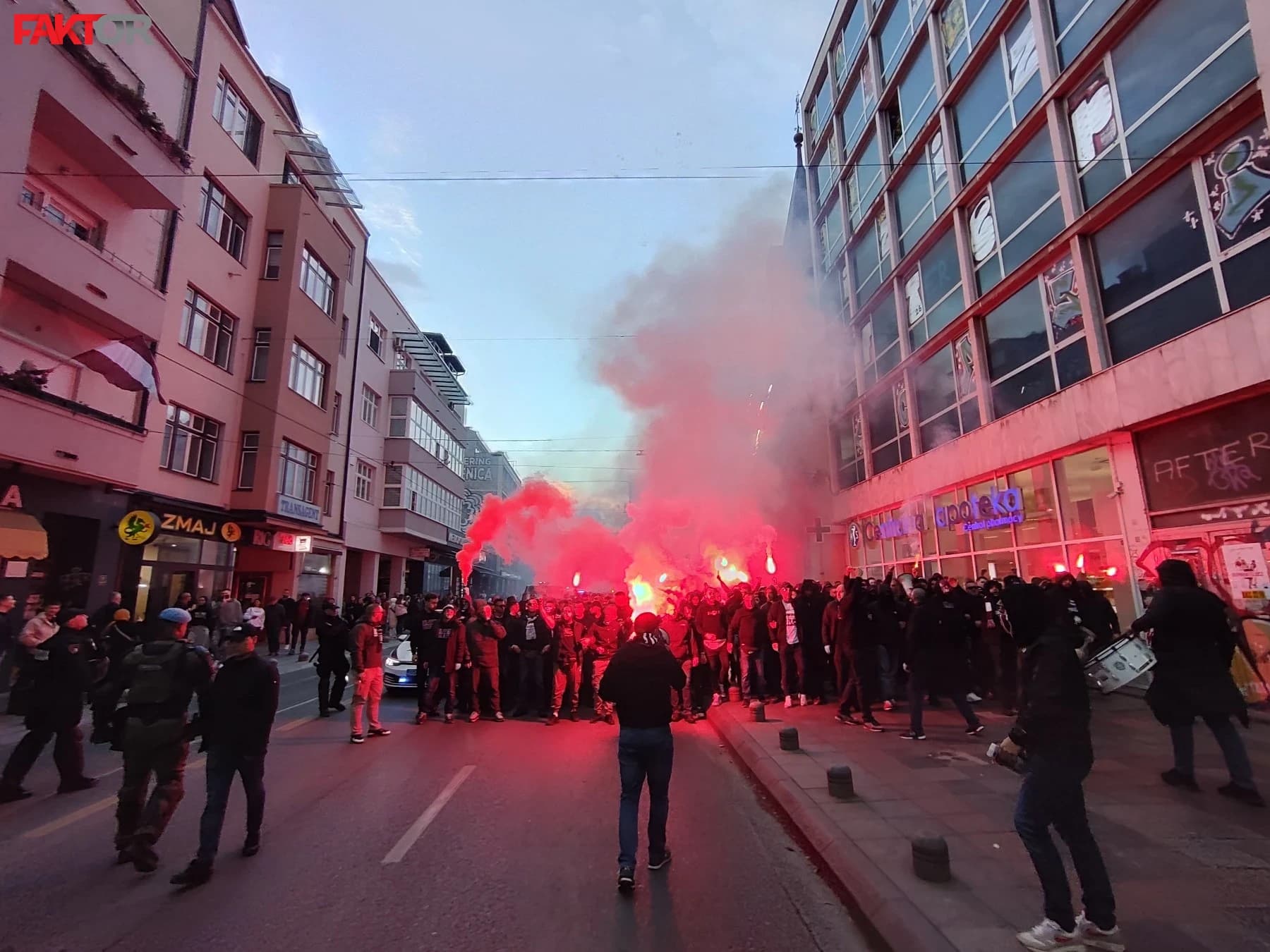 Navijači Sarajeva bakljadom kroz centar grada krenuli na derbi: Za rođendan imaju jednu želju