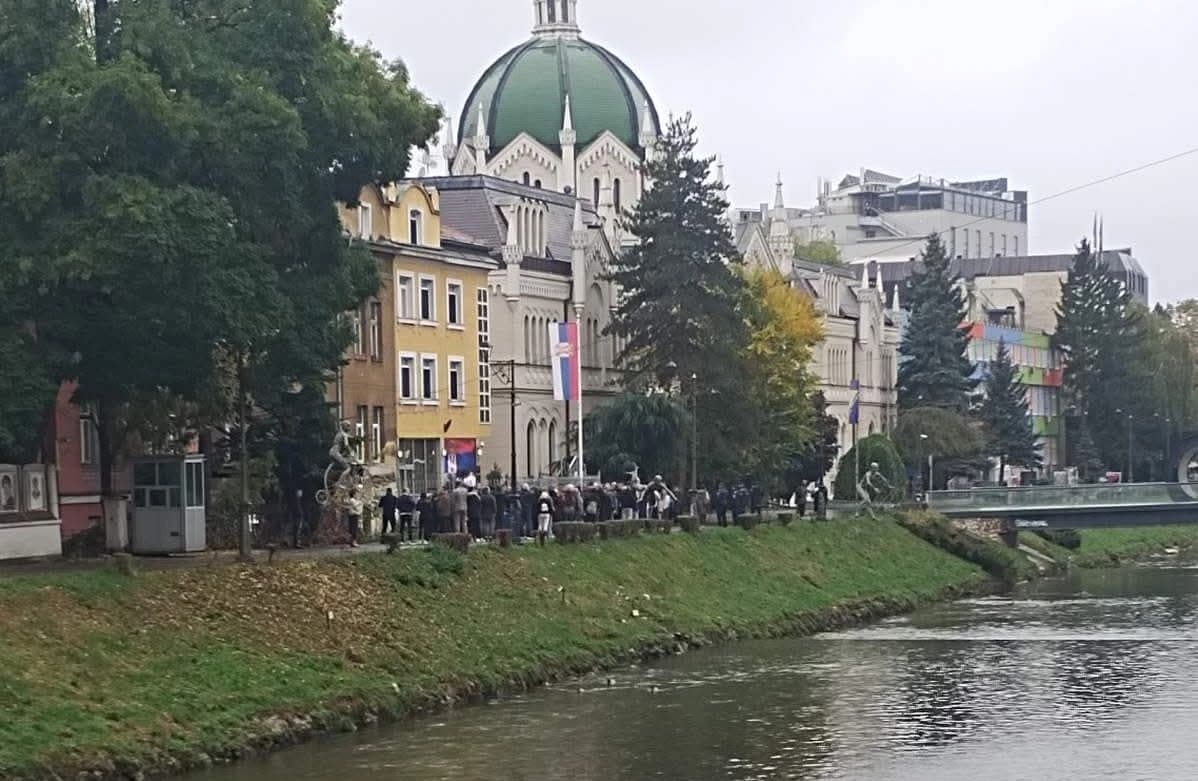 Gužve ispred Ambasade Srbije u Sarajevu
