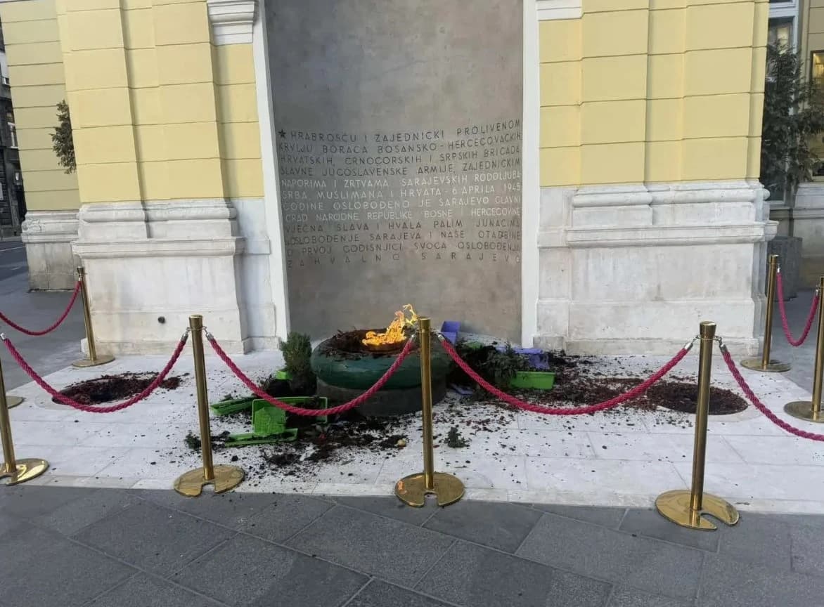 Nepoznate osobe devastirale prostor oko "Vječne vatre" u Sarajevu
