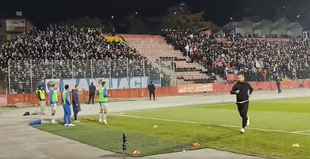 Mulalić krenuo prema Bandiću, nakon isključenja istrčao s terena, skandirali mu Manijaci