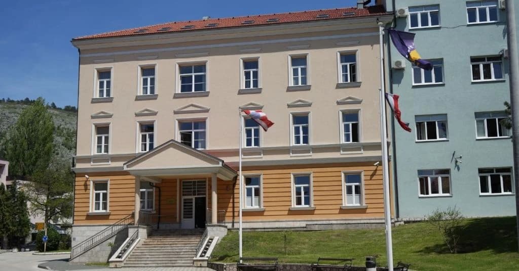 Užas u Livnu: Muškarac pretukao majku kad se vratila iz bolnice, završila s teškim povredama