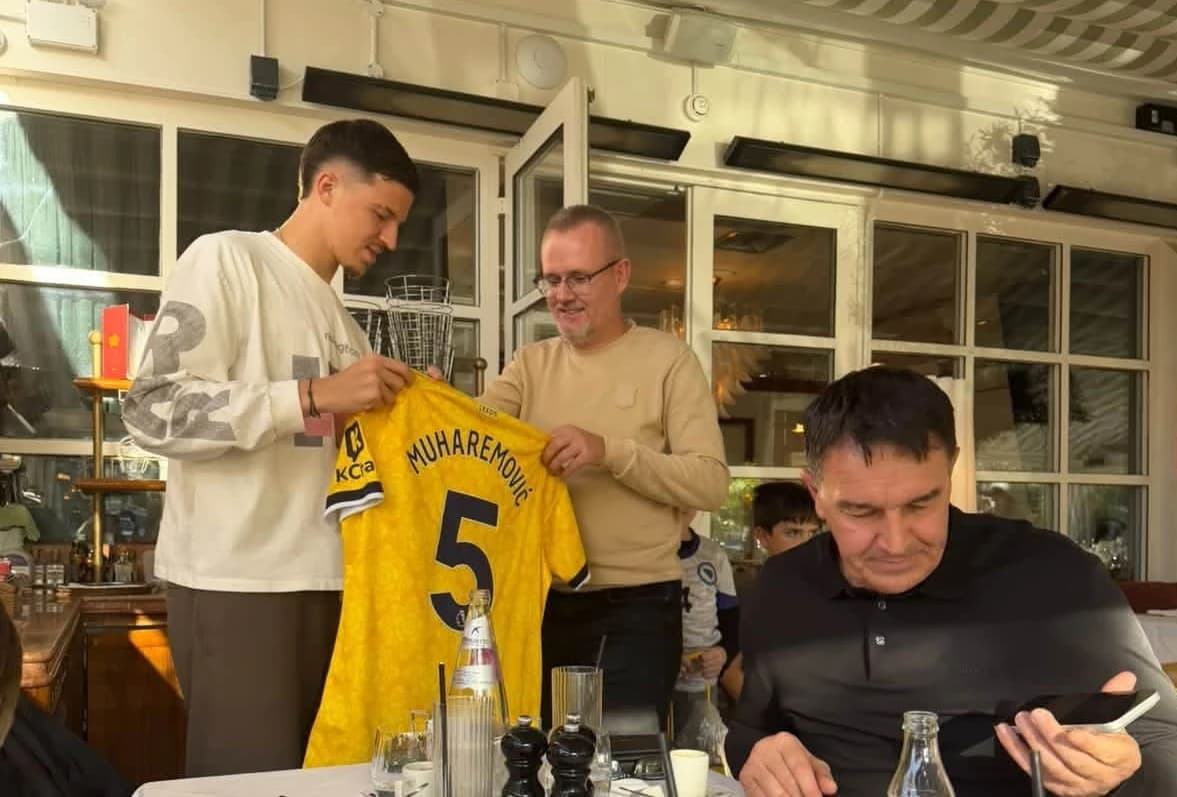 Muharemović je svom učitelju uručio dres Leedsa