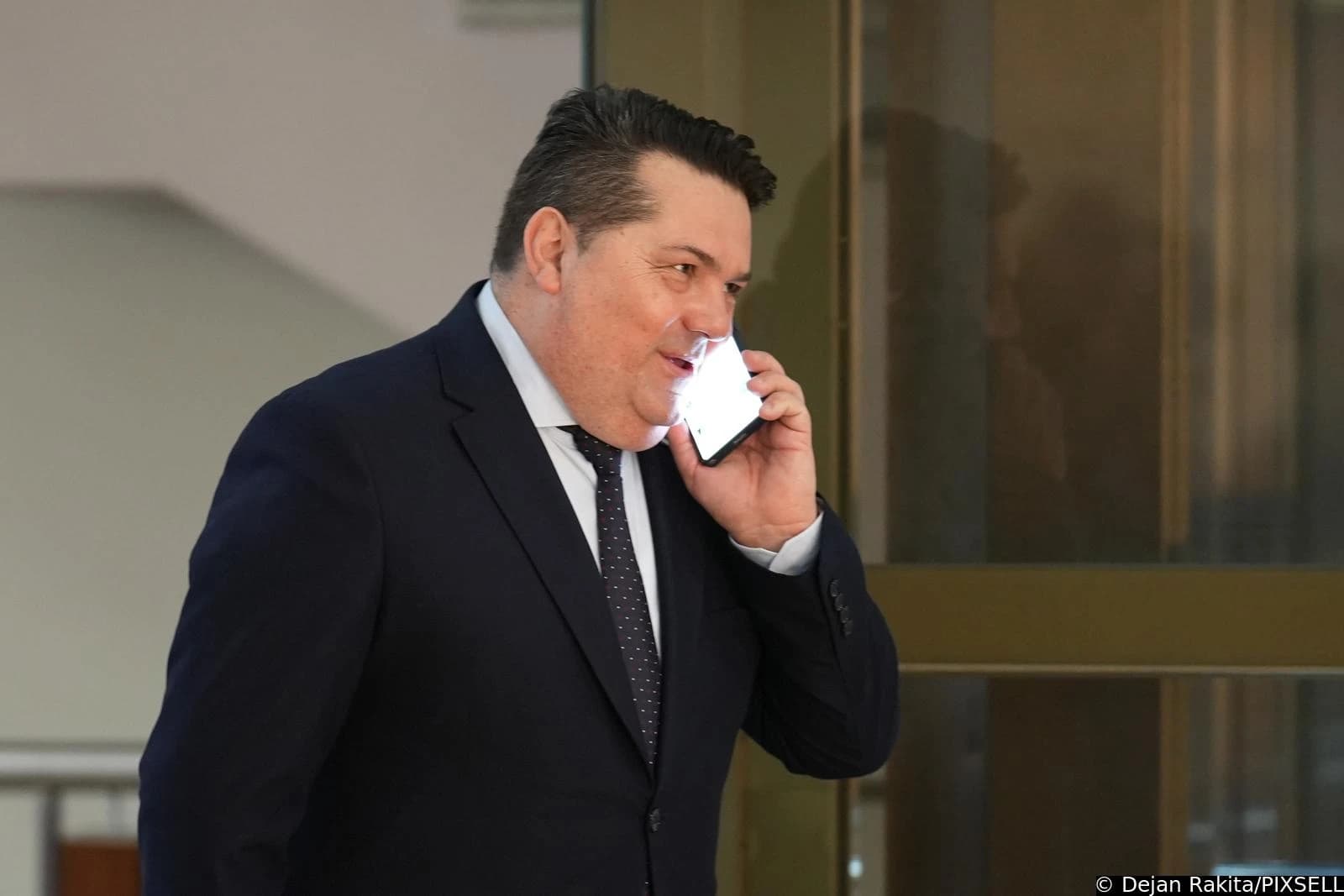 Stevandić ne odgovara na pitanja novinara, ali tvrdi da je počela akcija kidanja veza Srbije i RS-a