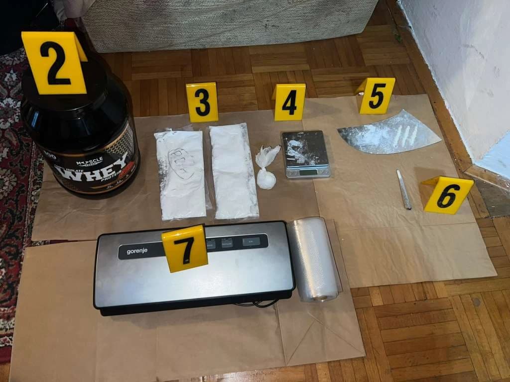 Akcija MUP-a KS: Pao diler s bombom i 780 grama narkotika