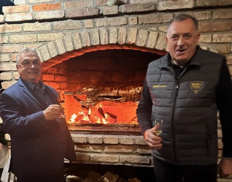 Sijelo u Bakincima uz čašicu, vatru i tamburaše: Dodik ugostio "velikog prijatelja Orbana"