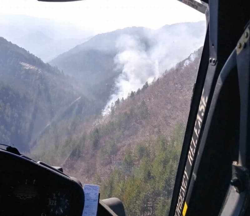 Helikopterska akcija: Oružane snage BiH angažovane na gašenju požara u općini Drvar