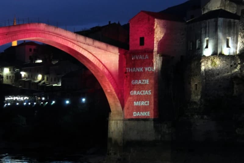 Emotivna poruka sa Starog mosta: Mostarci zahvalili zdravstvenim radnicima