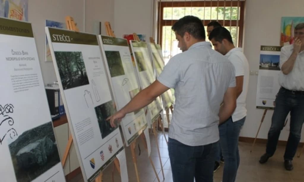 Postavku čine fotografije sa osnovnim informacijama o stećcima FOTO: FENA