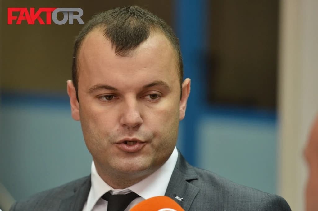 Grujičić slaveći s društvom ugrozio građane pa im poručio: Ne treba se opuštati!