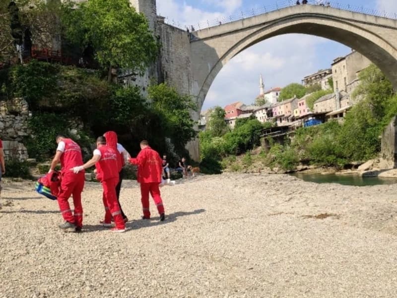 Hitna pomoć ispod Starog mosta