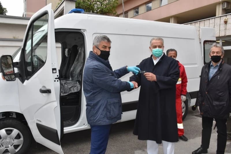 Opća bolnica sanitetsko vozilo