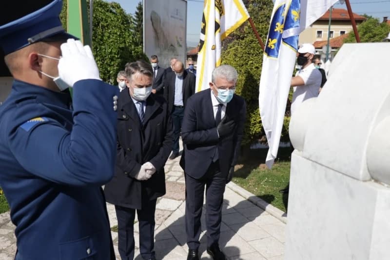 Kovači, Dan zlatnih ljiljana, Šefik Džaferović, Željko Komšić