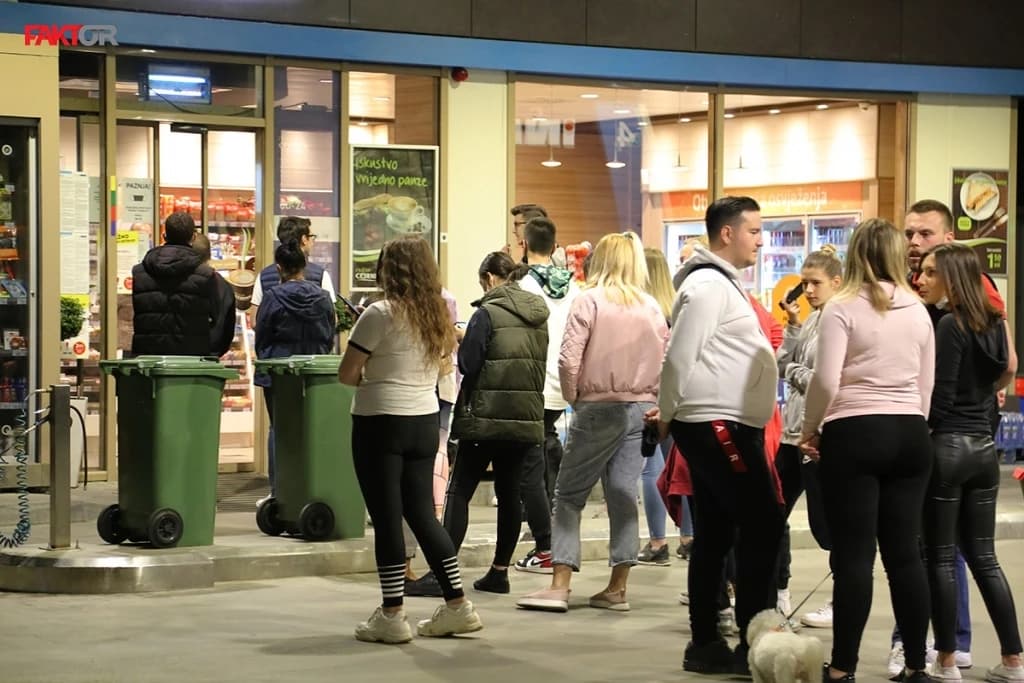 Groznica subotnje večeri u Sarajevu: Klubove i kafiće omladina zamijenila benzinskim pumpama i parkovima