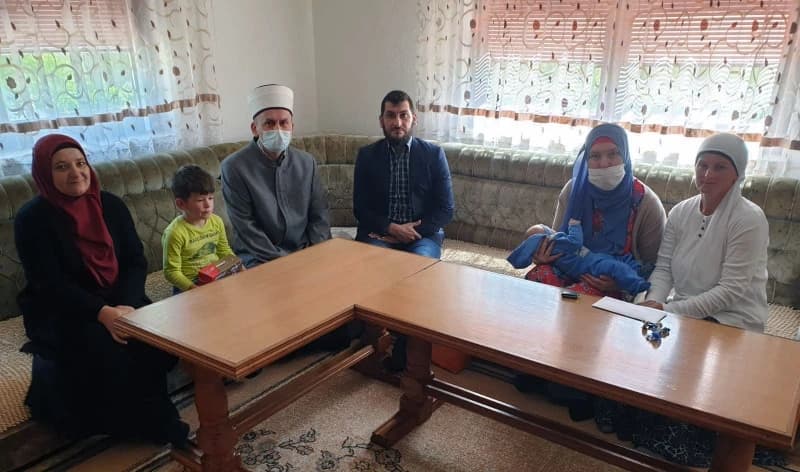 Reisu-l-ulema poslao poklon porodici u Bužimu: Abazovići imaju pet sinova i kćerku