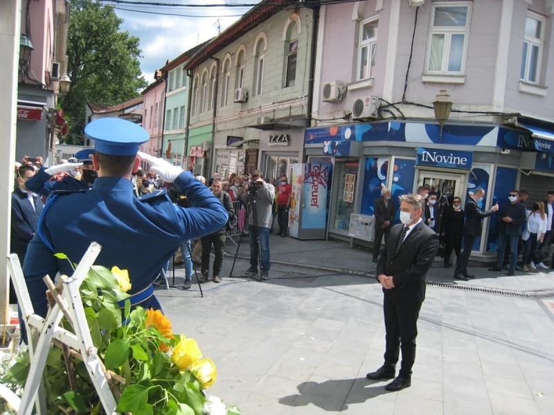 Kapija u Tuzli: Član Predsjedništva BiH Željko Komšić odaje počast