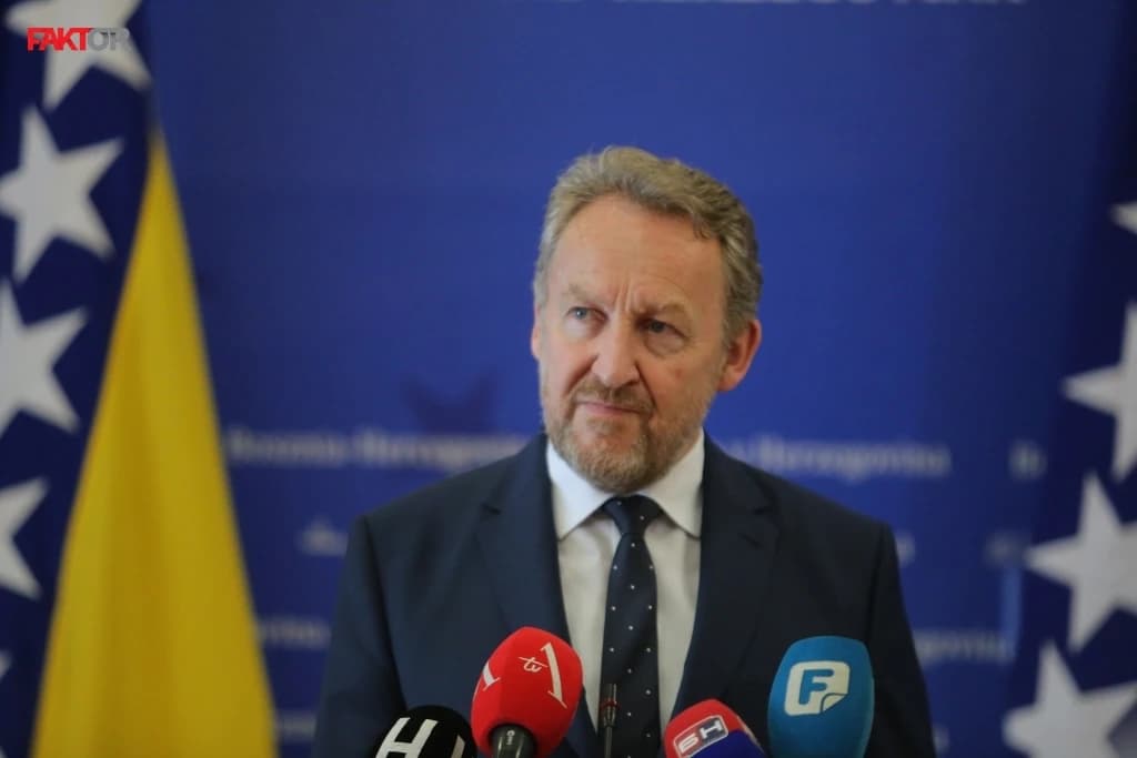 Izetbegović: Očigledno je da se Oleg Čavka prepoznao, on je iz Tužilaštva odnio kući mobitel