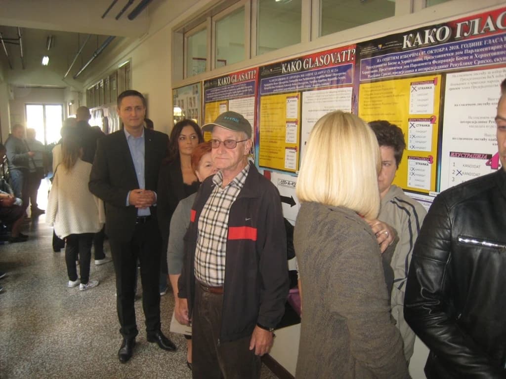 Denis Bećirović glasa u Tuzli