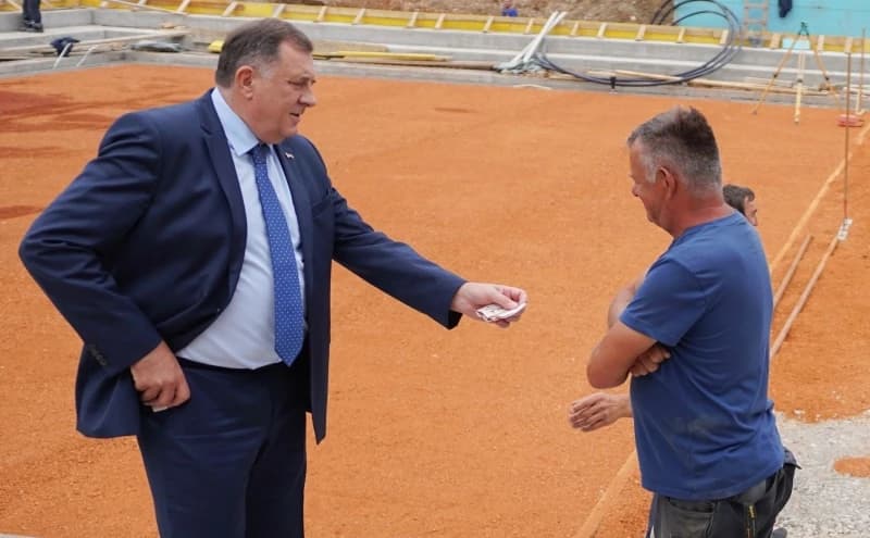 Dodik u obilasku teniskih terena častio radnike