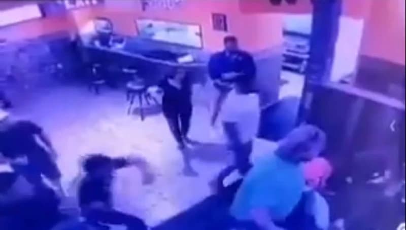 Igrač američkog fudbala brutalno nokautiran u kafanskoj tuči