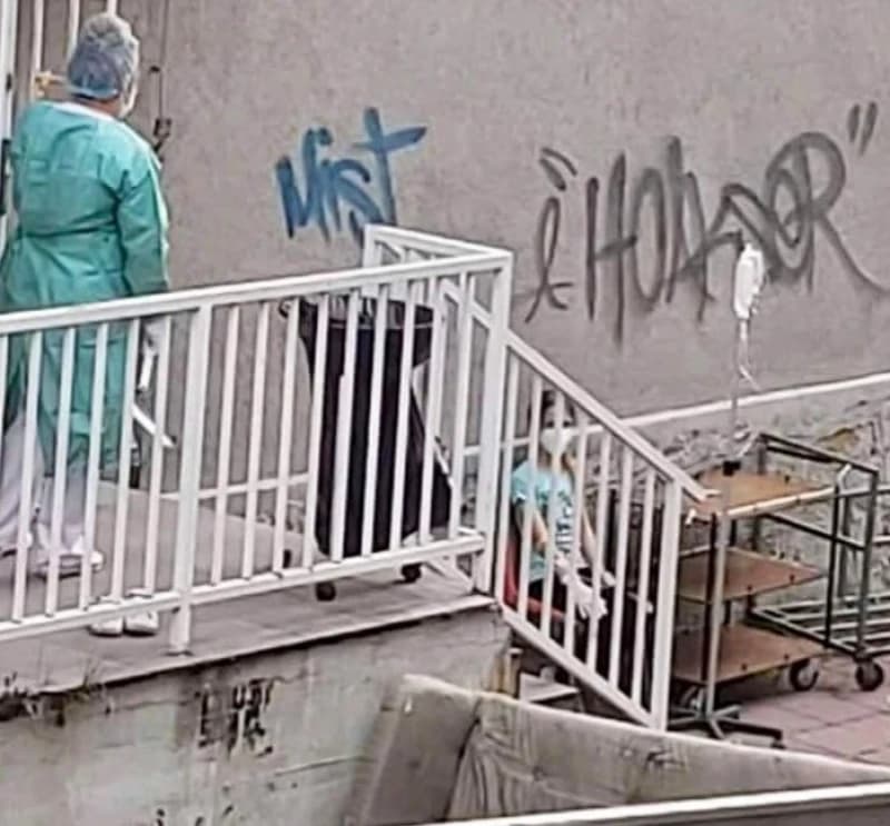  Djevojčica prima infuziju iza bolnice u Novom Pazaru