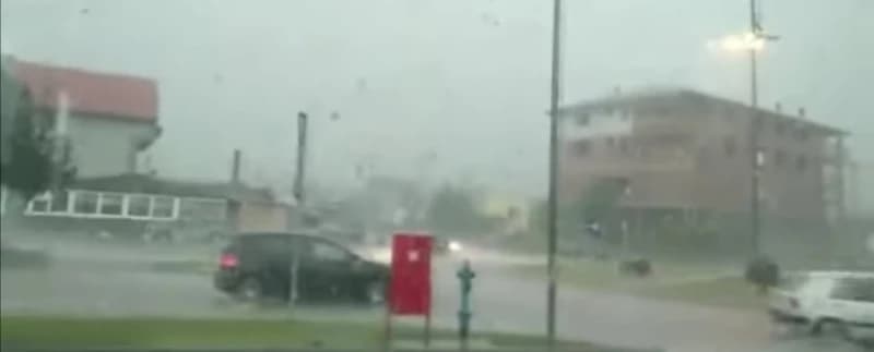 Nevrijeme u Kaknju, vatrogasci izvlače automobile