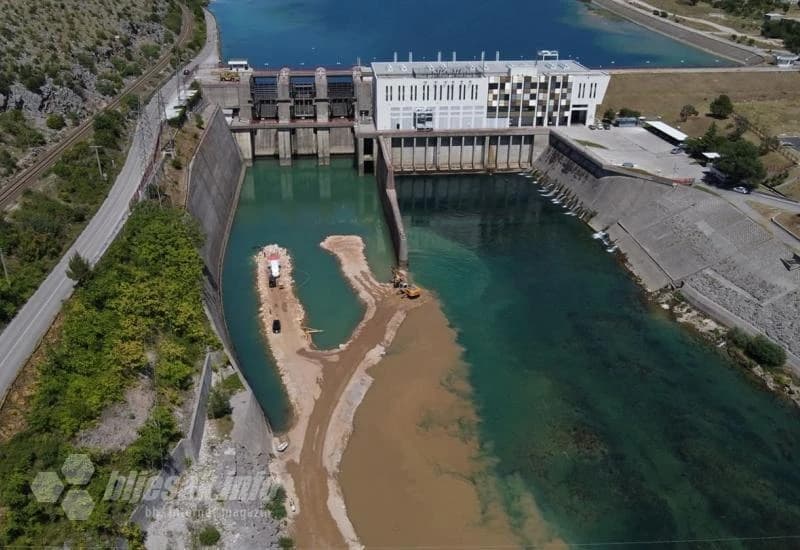 Mostarci zabrinuti: Zbog čega je Neretva promijenila boju