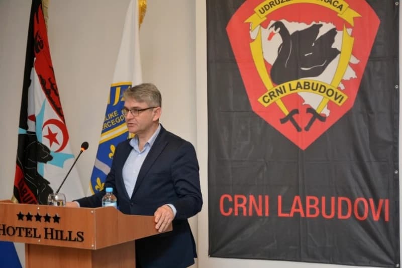 Crni labudovi, Salko Bukvarević 