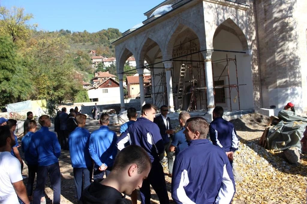 Fudbaleri željezničara ispred Aladža džamije u Foči