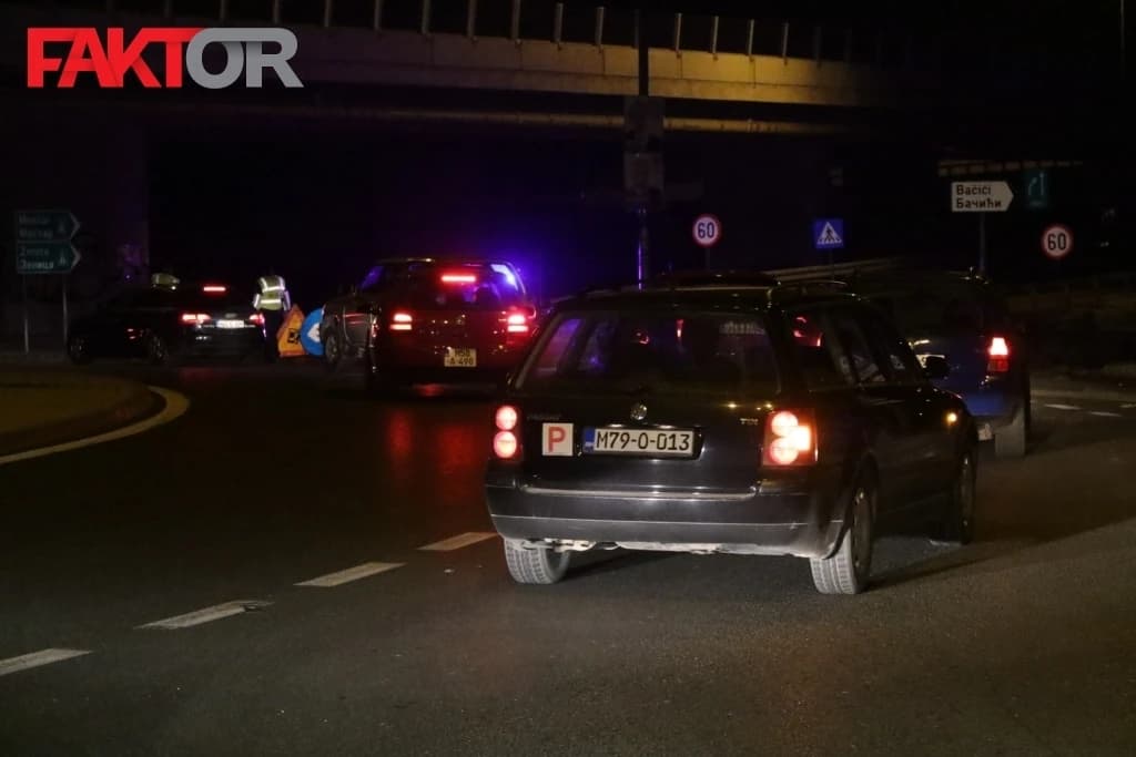 Automobil se prevrnuo na krov kod petlje Butila, policija zatvorila saobraćaj