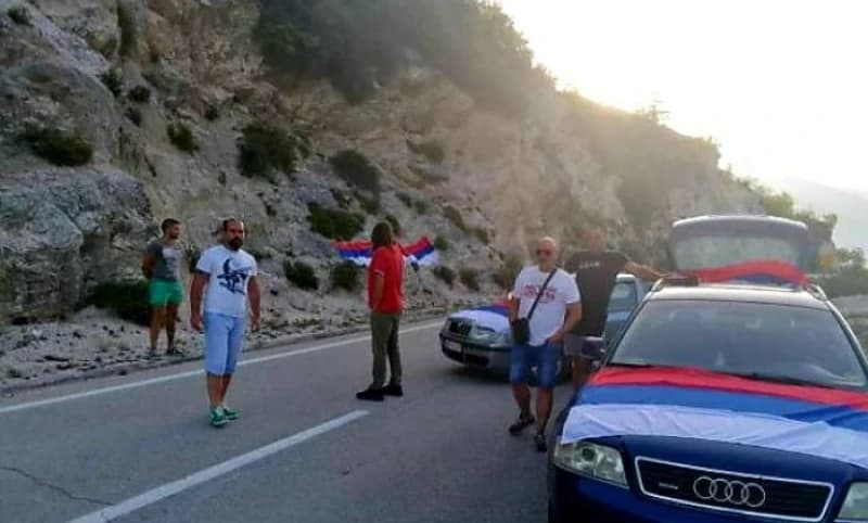 Blokirana cesta koja vodi ka graničnom prijelazu