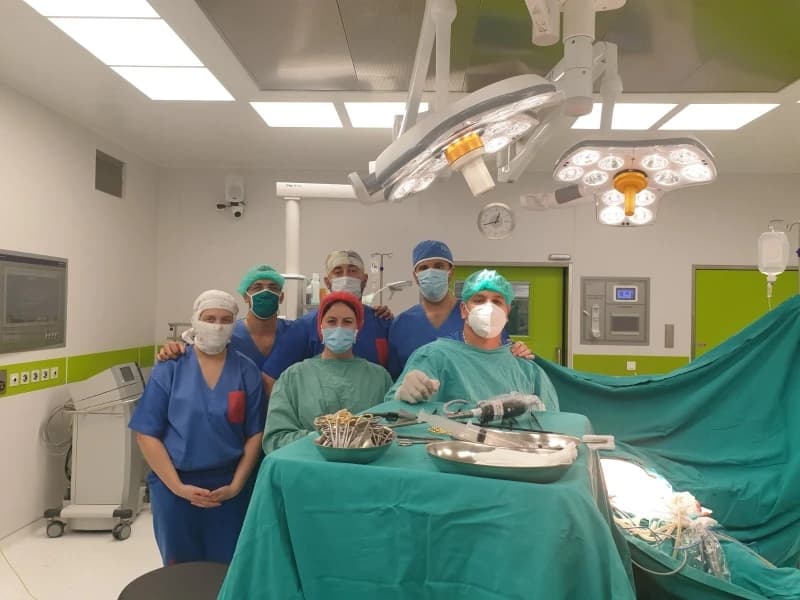 UKC RS-a: Hirurzi istovremeno izveli dvije složene operacije na pacijentici