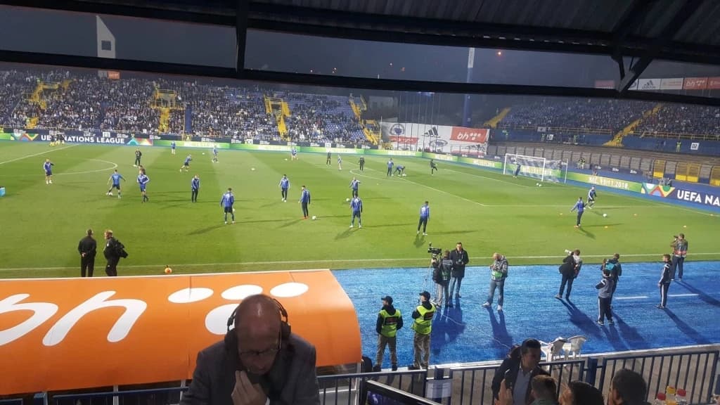 Sve spremno za spektakl: Zmajevi istrčali na teren, stadion "proključao"
