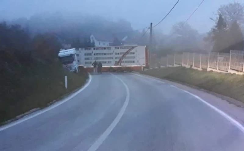 Vitez, prevrnut kamion