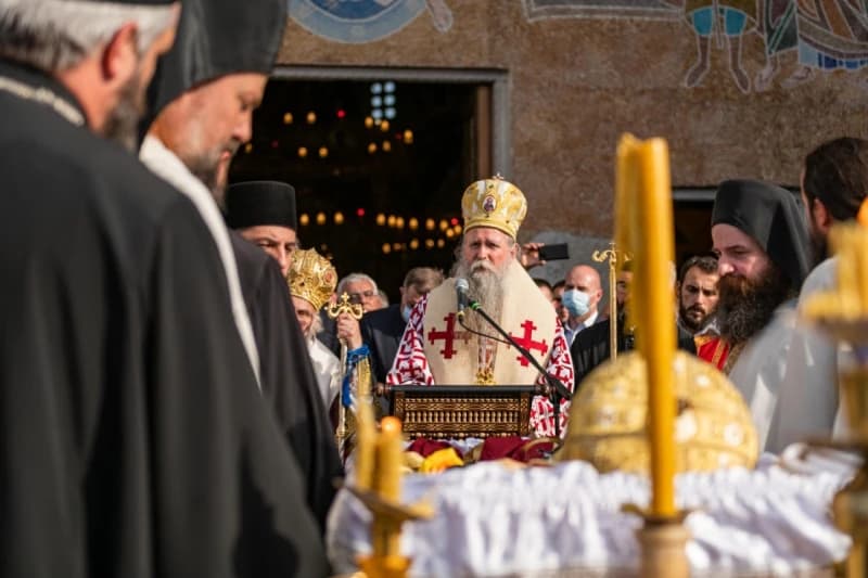 Služio liturgiju i opijelo i govorio na Amfilohijevoj sahrani:  Vladika Joanikije pozitivan na koronu