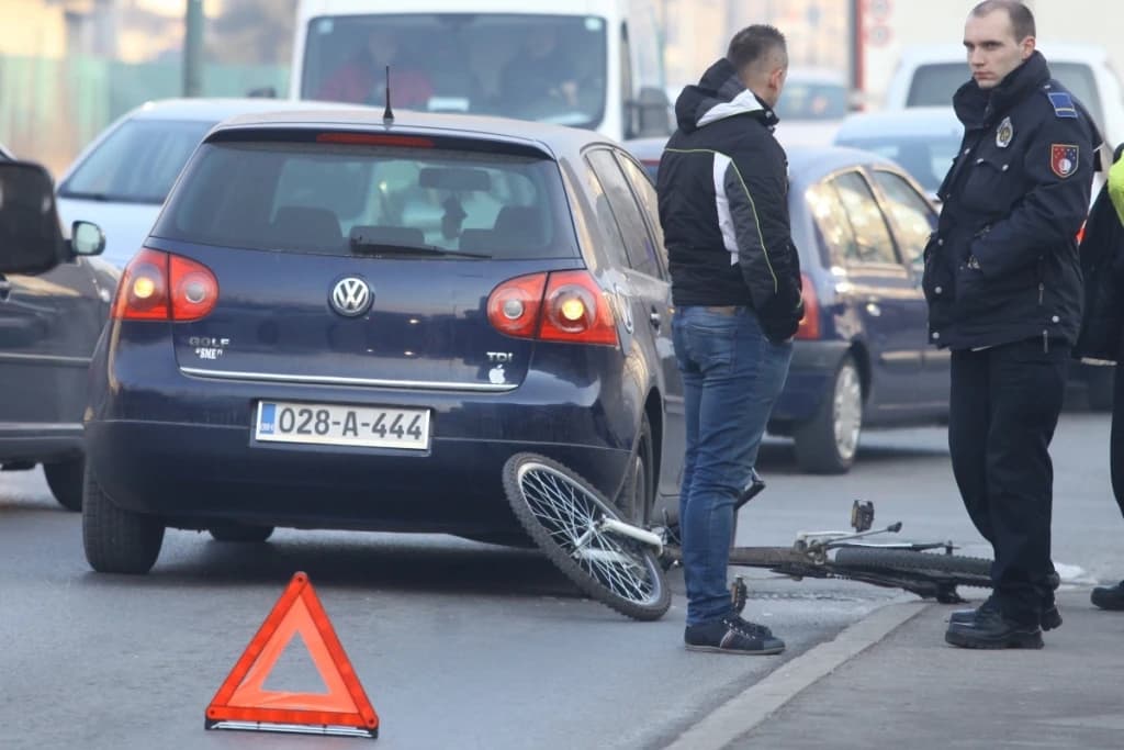 Biciklistu na pješačkom prelazu udario "suzuki"