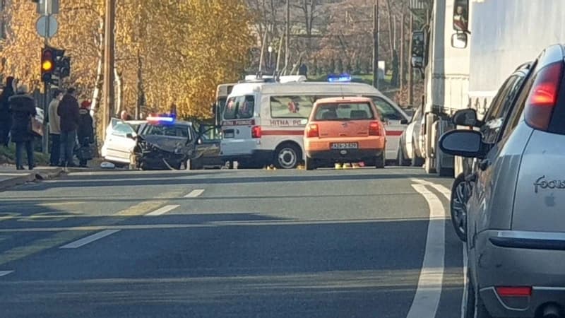 Troje povrijeđenih u sudaru dva vozila u Hrasnom